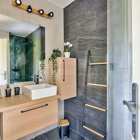 아파트 Spacious And Bright Flat ~~garonne~~